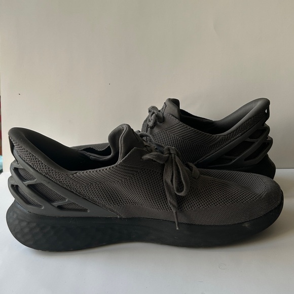 Men’s size 11 Kizik Hands Free “Athens” charcoal gray sneakers. main image 6